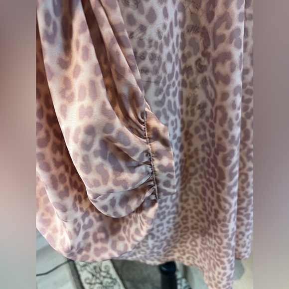 D16.16 Vince Camuto NWOT Leopard Print Peach/Grey Semi Sheer Kimono Jacket - Picture 3 of 5